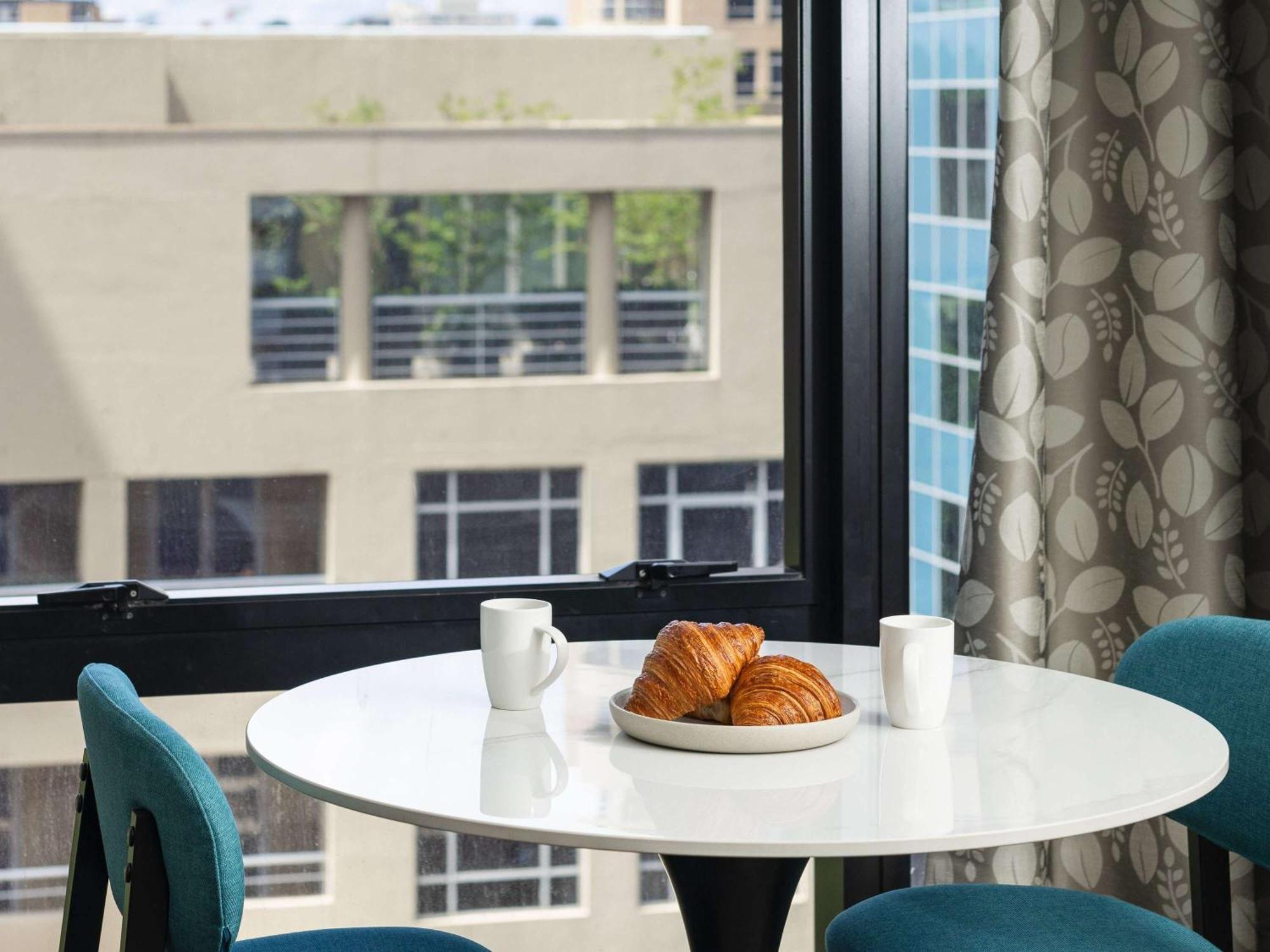 The Olsen Melbourne Art Series Exterior photo A table and chairs
